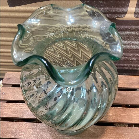 Fenton Elegant Green Clear Swirl Glass Vase Ruffle Top Centerpiece Flowers - Picture 4 of 11